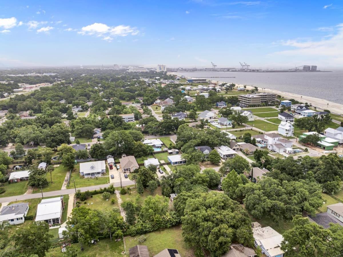 Bare Feet Bungalow -Close To Beach & Dog Friendly Gulfport Exterior photo